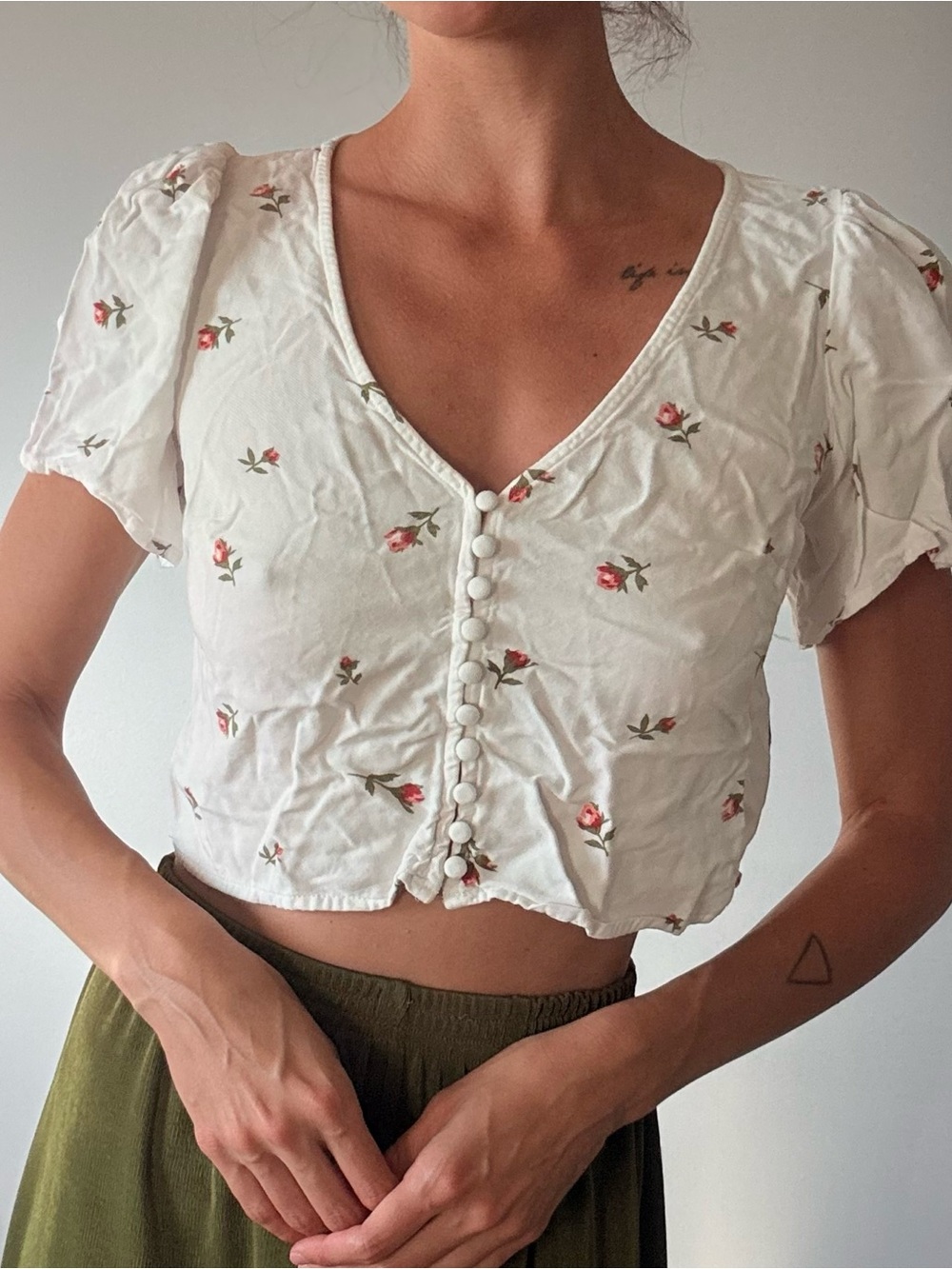 Forever 21 White V-Neck Floral Button Crop Top